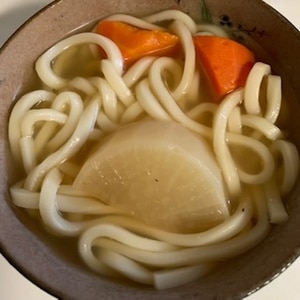 残ったおでんにうどん麺を入れておどん